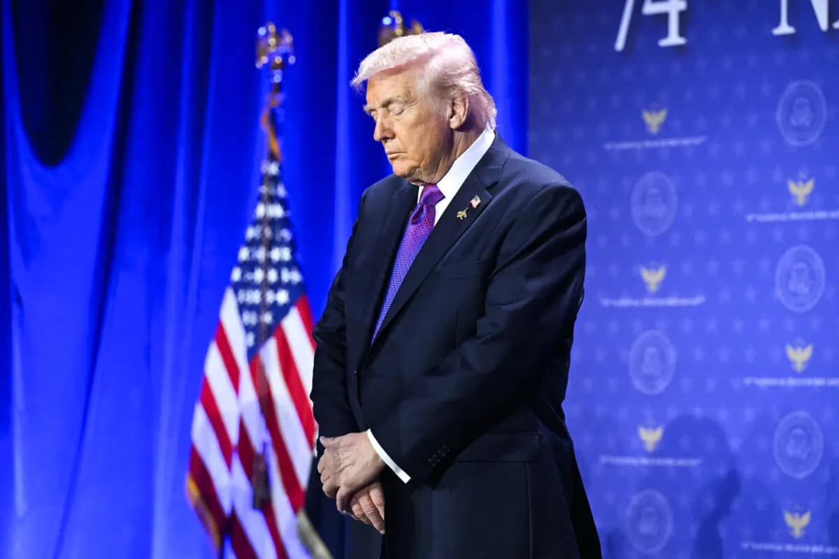 El presidente Donald Trump inclina la cabeza durante el Desayuno Nacional de Oración celebrado en el Washington Hilton de Washington el 5 de febrero de 2026. (Saul Loeb / AFP vía Getty Images).