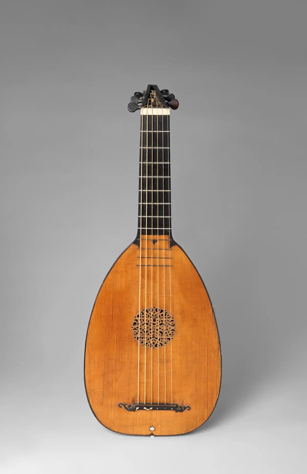 Laúd renacentista, 1596, obra de Sixtus Rauchwolff. Palisandro, marfil, madera, ébano; 23 pulgadas por 7 pulgadas. Museo Metropolitano de Arte, Nueva York. Dominio público