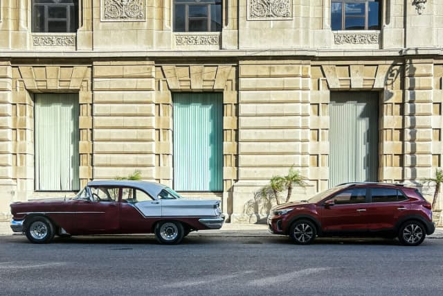 Autos clásicos y modernos están estacionados a lo largo de la Avenida del Puerto en La Habana, el 17 de junio de 2026. (Pablo Porciuncula / AFP via Getty Images)