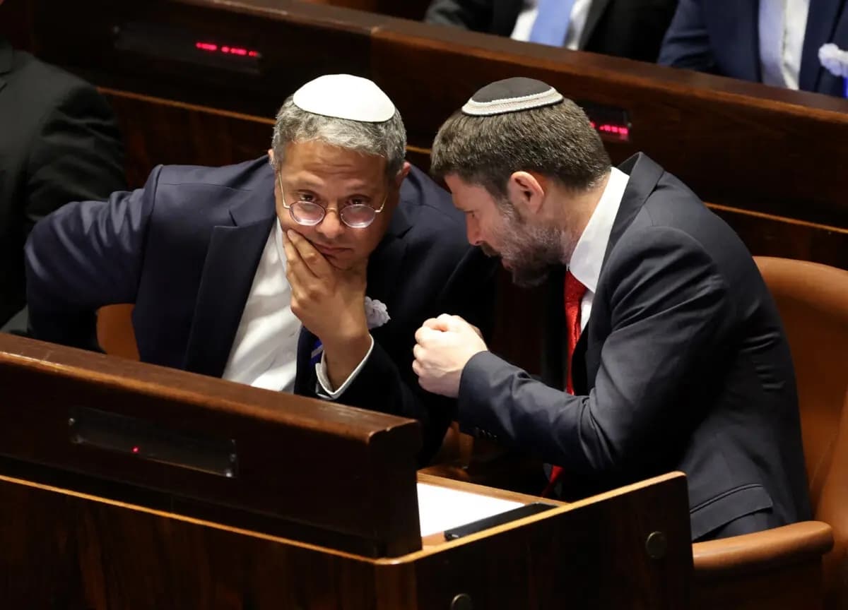 Los miembros del Knesset israelí Itamar Ben Gvir (izquierda) y Bezalel Smotrich (derecha) conversan en el Knesset en Jerusalén el 15 de noviembre de 2022. (Abir Sultan/AFP vía Getty Images)