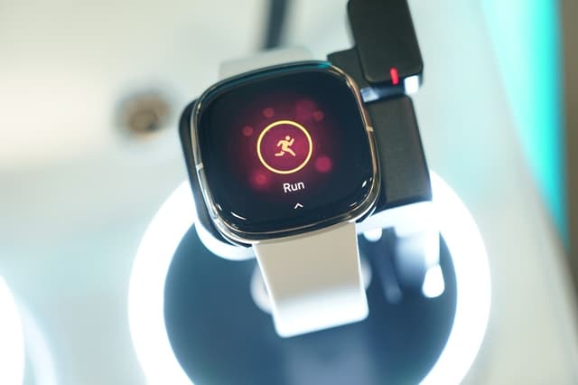  Un reloj inteligente de salud se exhibe en la feria de electrónica de consumo y electrodomésticos IFA 2020 Edición Especial, el día de la inauguración de la feria, el 3 de septiembre de 2020, en Berlín, Alemania. (Sean Gallup/Getty Images)