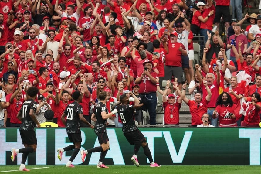 Aficionados celebran la primera victoria de Canadá en el Mundial tras derrotar a Catar 6–0