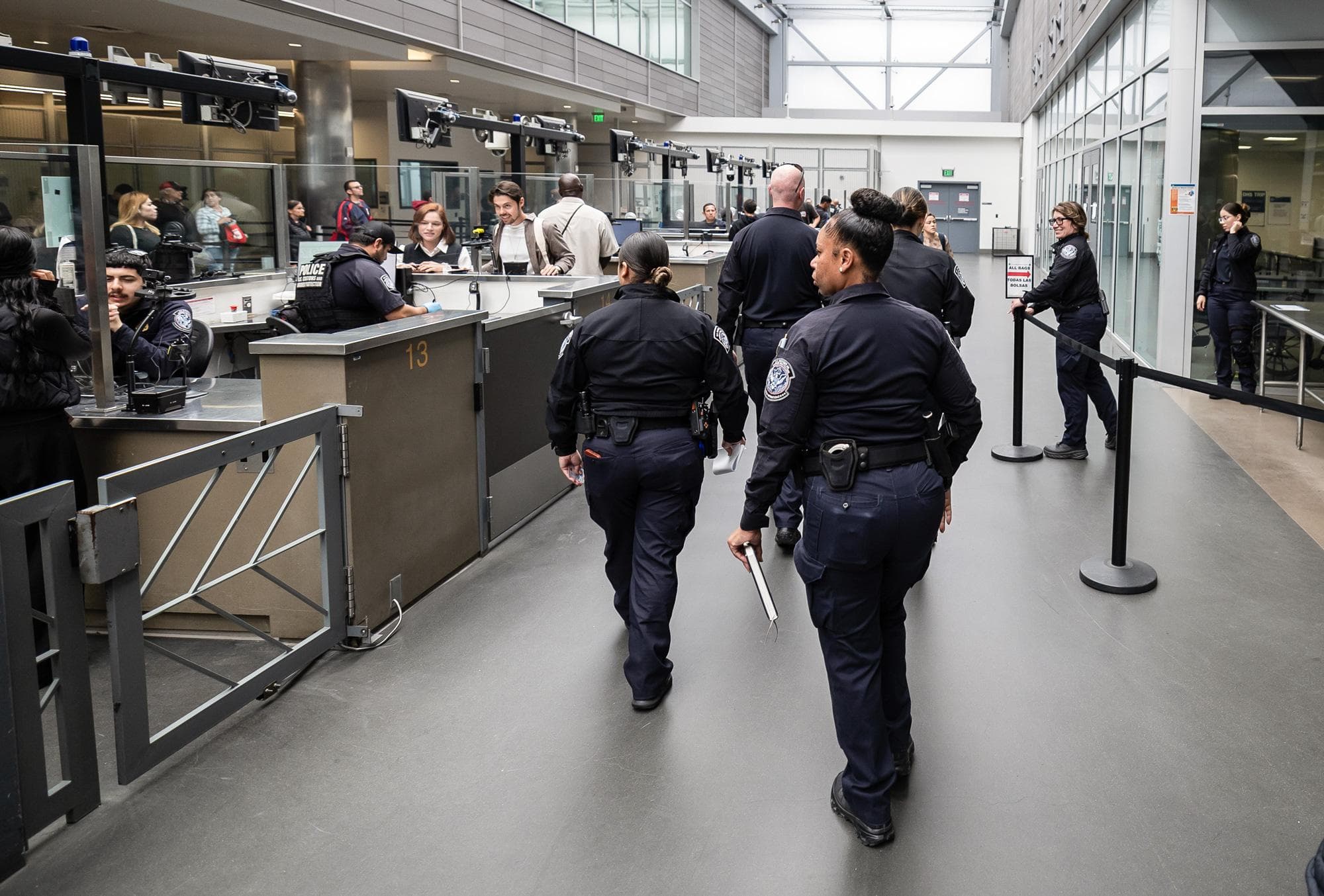 Agentes de la Oficina de Aduanas y Protección Fronteriza de EE. UU. supervisan el tráfico fronterizo a las afueras de San Diego el 26 de mayo de 2026. Los agentes, que anteriormente se habían visto desbordados por la gestión de una avalancha de inmigrantes ilegales bajo la administración Biden, están incautando cantidades significativas de narcóticos ilegales en comparación con años anteriores. (John Fredricks/The Epoch Times).