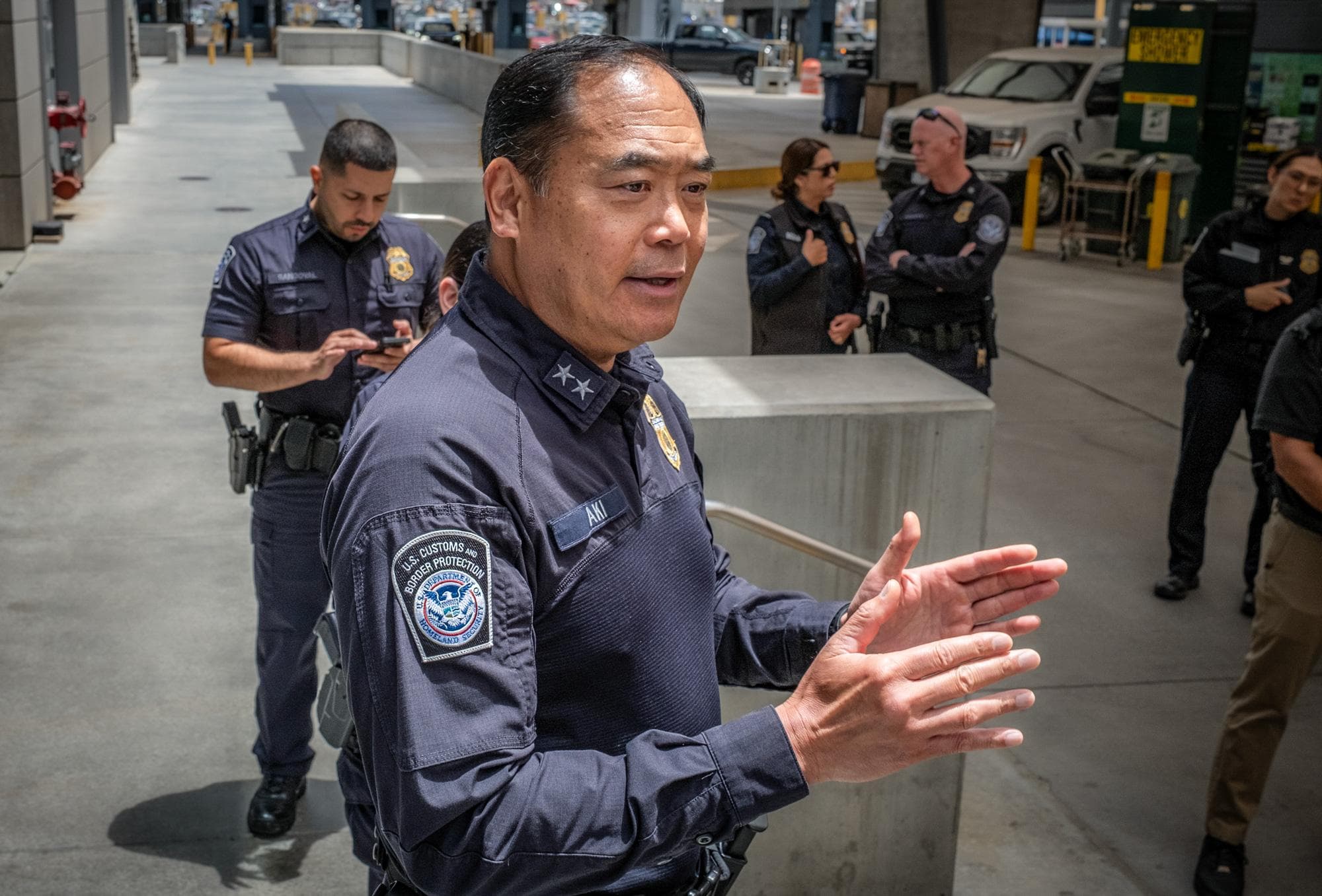 Sidney Aki, director de operaciones sobre el terreno de la Oficina de San Diego de la Agencia de Aduanas y Protección Fronteriza de EE. UU., supervisa los cruces fronterizos en el puerto de entrada de San Ysidro el 26 de mayo de 2026. Aki y otros funcionarios declararon a The Epoch Times que la frontera es ahora más segura que en cualquier otro momento de sus carreras y de la historia de EE. UU. (John Fredricks/The Epoch Times).