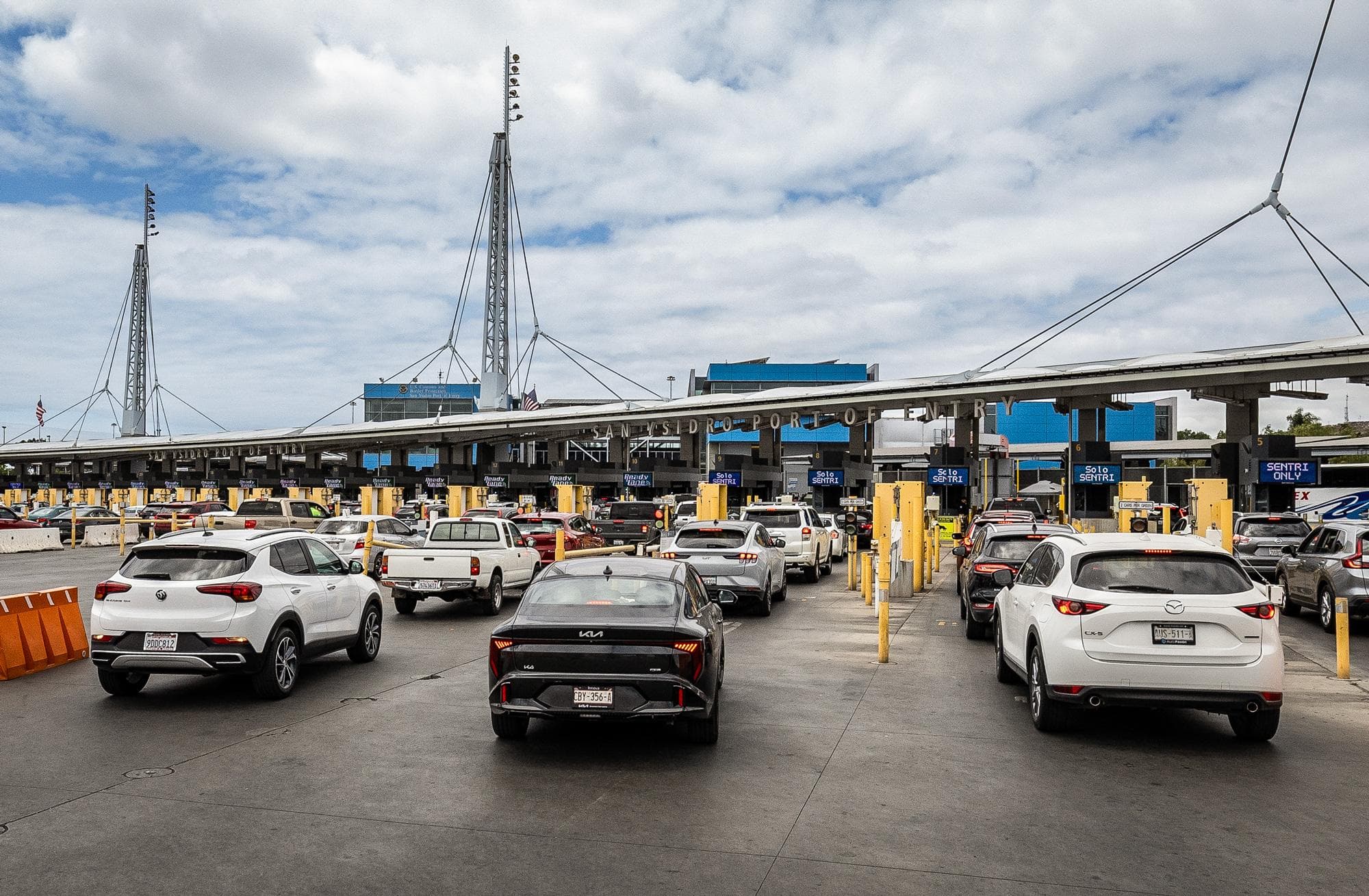 El 26 de mayo de 2026, varios vehículos cruzan desde México por el puesto fronterizo de San Ysidro, a las afueras de San Diego. Según la directora del puesto, Mariza Marín, cada día pasan entre 42,000 y 47,000 vehículos por el "cruce fronterizo más transitado del mundo". (John Fredricks/The Epoch Times).