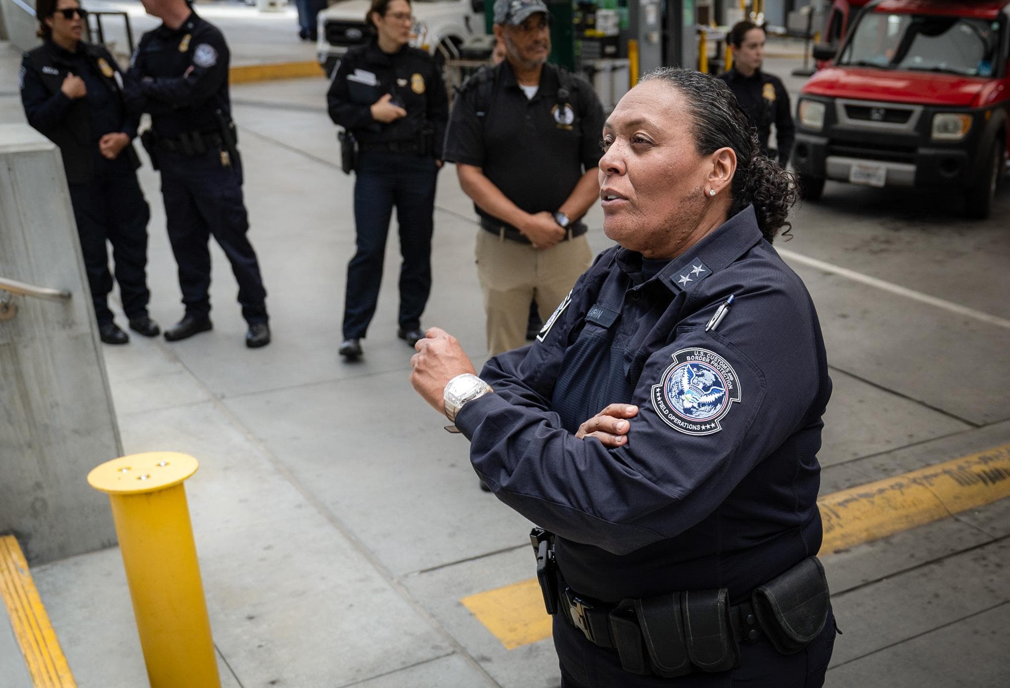 La directora del puerto de San Ysidro, Mariza Marín, trabaja con sus compañeros en el puesto fronterizo de San Ysidro, cerca de San Diego, el 26 de mayo de 2026. Marín explicó que la agencia utiliza tecnología para elaborar perfiles de los viajeros, incluyendo su historial de viajes, los medios de transporte utilizados y otra información, antes de que el viajero llegue al agente de control principal. (John Fredricks/The Epoch Times).