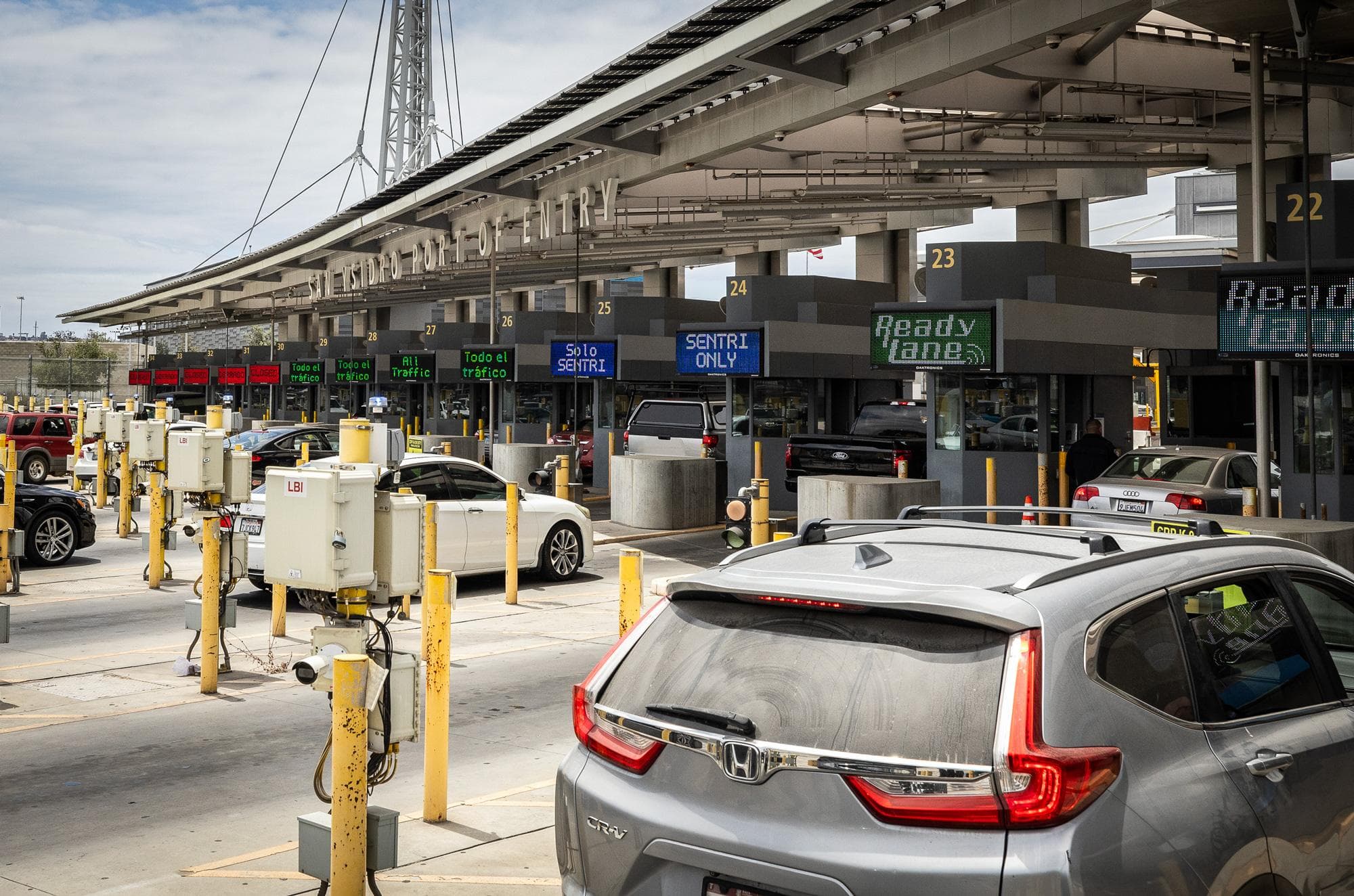 Vehículos que cruzan el paso fronterizo de San Ysidro desde México hacia San Diego el 26 de mayo de 2026. (John Fredricks/The Epoch Times).