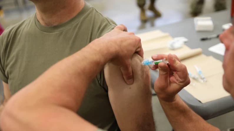 Brote de gripe afecta a reclutas en prácticas y los obliga a abandonar la base aérea