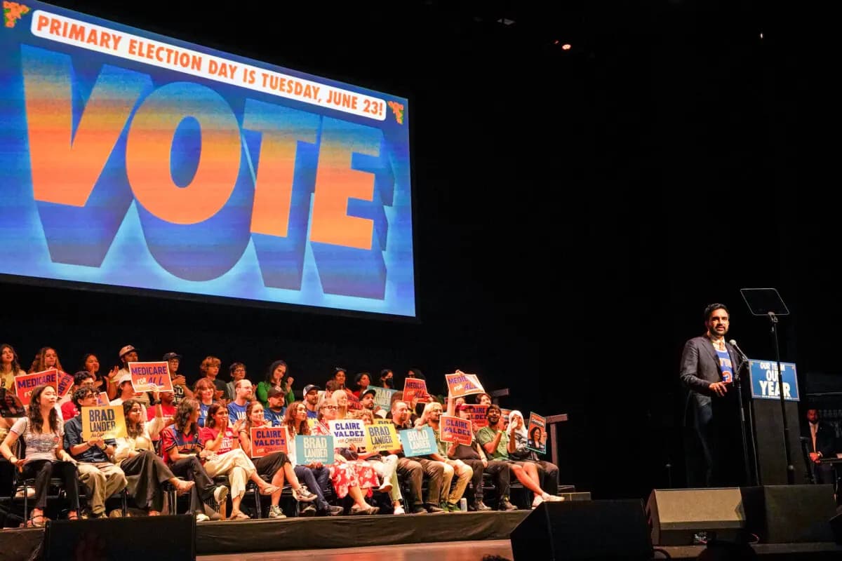 <em>El alcalde Zohran Mamdani habla durante un mitin para incentivar la participación electoral antes de las elecciones primarias de Nueva York, el jueves 18 de junio de 2026, en el distrito de Brookln, Nueva York. (AP/Ryan Murphy)</em>