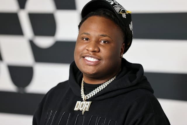 El productor musical estadounidense Tay Keith llega a la fiesta previa a los Grammy de Warner Bros Music en el Hollywood Athletic Club de Los Ángeles el 2 de febrero de 2023. (David Swanson/AFP vía Getty Images)