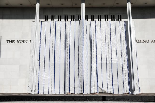 La pared del Centro John F. Kennedy para las Artes Escénicas está cubierta con una lona después de que se retirara el nombre del presidente Donald Trump, en Washington, el 13 de junio de 2026. (Foto: Rahmat Gul/AP Photo).