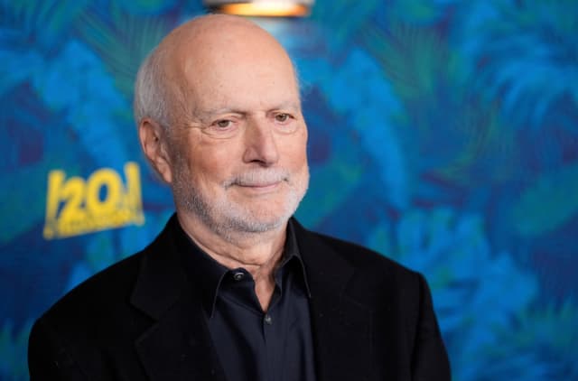 James Burrows, director y productor ejecutivo de "Mid-Century Modern", posa en el estreno de la serie de Hulu en el Sindicato de Directores de Estados Unidos en Los Ángeles el 25 de marzo de 2025. (Foto: Chris Pizzello/AP).