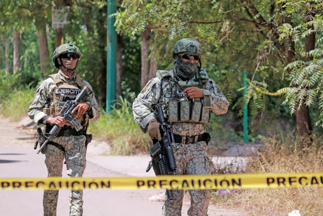 Soldados del Ejército mexicano hacen guardia mientras aseguran una zona durante una operación militar en Culiacán, estado de Sinaloa, México, el 19 de septiembre de 2024. Fuerzas militares y la Guardia Nacional realizaron un operativo en el sector Jardines de Santa Fe, en Culiacán, mientras buscaban a “El Piyi”, un importante miembro del Cártel de Sinaloa cercano al grupo criminal conocido como Los Chapitos. (Foto de Ivan Medina / AFP vía Getty Images)