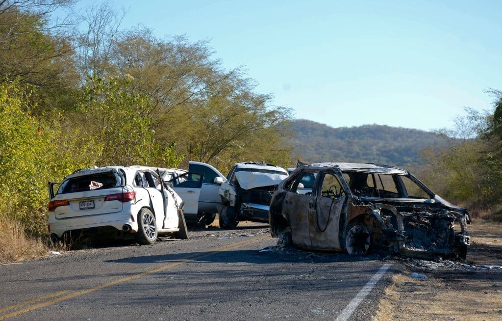 <em>Autos quemados y destruidos durante el operativo para detener a Ovidio Guzmán, alias el Ratón, hijo del narcotraficante encarcelado Joaquín “El Chapo” Guzmán, en la zona de Jesús María, en Culiacán, Sinaloa, México, el 7 de enero de 2023. Ovidio Guzmán fue detenido el 5 de enero. Diez soldados y 19 presuntos criminales murieron en el operativo, marcado por un intenso tiroteo que sembró el terror en un aeropuerto. (Juan Carlos Cruz/AFP vía Getty Images)</em>