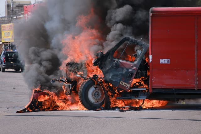 Un camión incendiado en las calles de Culiacán, estado de Sinaloa, México, el 11 de septiembre de 2024. Elementos de la Guardia Nacional fueron desplegados en Sinaloa, en el noroeste del país, en medio de una escalada de violencia que las autoridades atribuyeron a luchas internas dentro del Cártel de Sinaloa tras la captura de su líder, Ismael “El Mayo” Zambada. (Ivan Medina/AFP vía Getty Images)