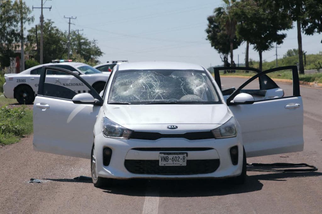 Un vehículo acribillado a balazos aparece en la escena del crimen tras un enfrentamiento armado que dejó dos soldados heridos, uno de los cuales murió después en el hospital, en Culiacán, Sinaloa, México, el 9 de septiembre de 2024. Una serie de choques en el noroeste de México dejó al menos dos muertos y un herido, en una escalada de violencia que las autoridades atribuyeron a disputas internas dentro del Cártel de Sinaloa tras la captura de su líder, Ismael “El Mayo” Zambada. (Ivan Medina/AFP vía Getty Images)