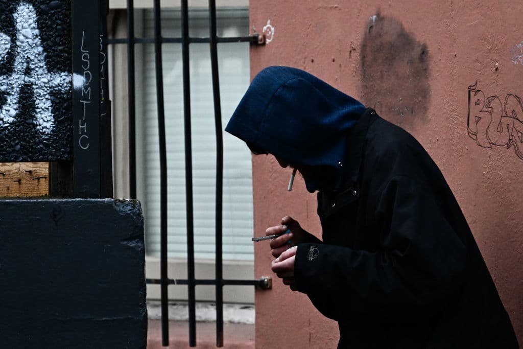 <em>Una persona sostiene papel de aluminio en un callejón, tras la despenalización de todas las drogas, incluido el fentanilo y la metanfetamina, en el centro de Portland, Oregón, el 25 de enero de 2024. (Patrick T. Fallon/AFP vía Getty Images)</em>