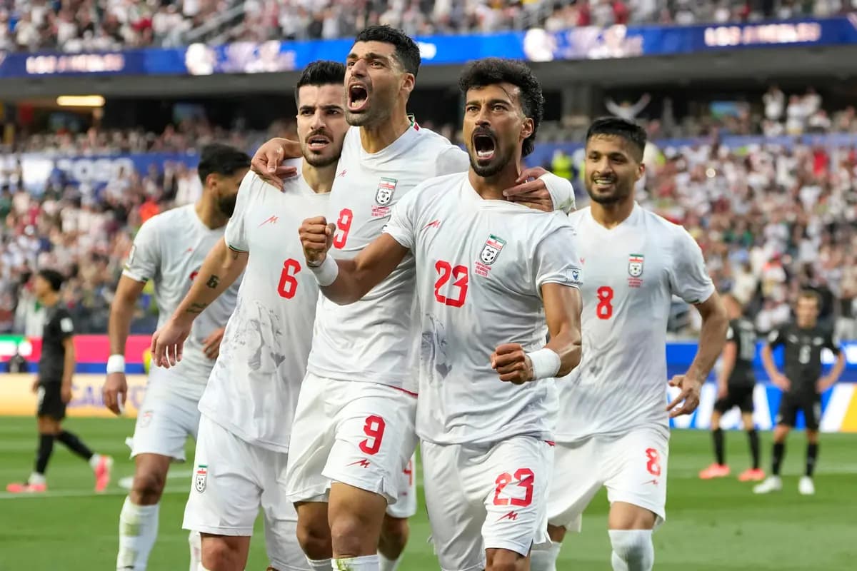 Ramin Rezaeian, de Irán, de 23 años, celebra con sus compañeros de equipo tras anotar un gol durante el partido de fútbol de la Copa del Mundo del Grupo G entre Irán y Nueva Zelanda en Inglewood, California, cerca de Los Ángeles, el 15 de junio de 2026. (Andre Penner/AP Photo).