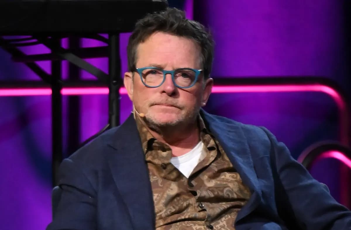 Michael J. Fox habla en el escenario durante el evento "A Funny Thing Happened on the Way to Cure Parkinson's" en Casa Cipriani, en la ciudad de Nueva York, el 16 de noviembre de 2024. (Noam Galai/Getty Images para la Fundación Michael J. Fox)
