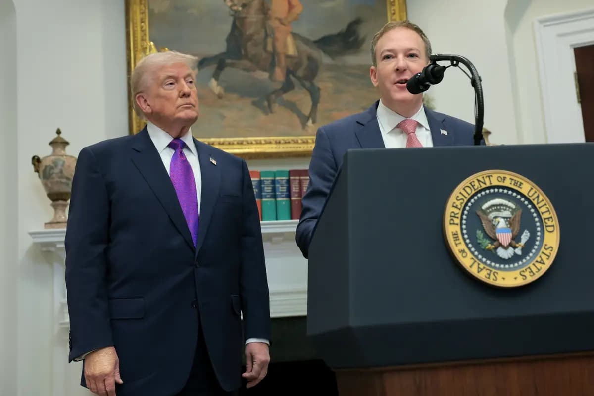 El administrador de la Agencia de Protección Ambiental de EE. UU. (EPA), Lee Zeldin (D), habla junto al presidente Donald Trump en la Casa Blanca el 12 de febrero de 2026. (Anna Moneymaker/Getty Images)