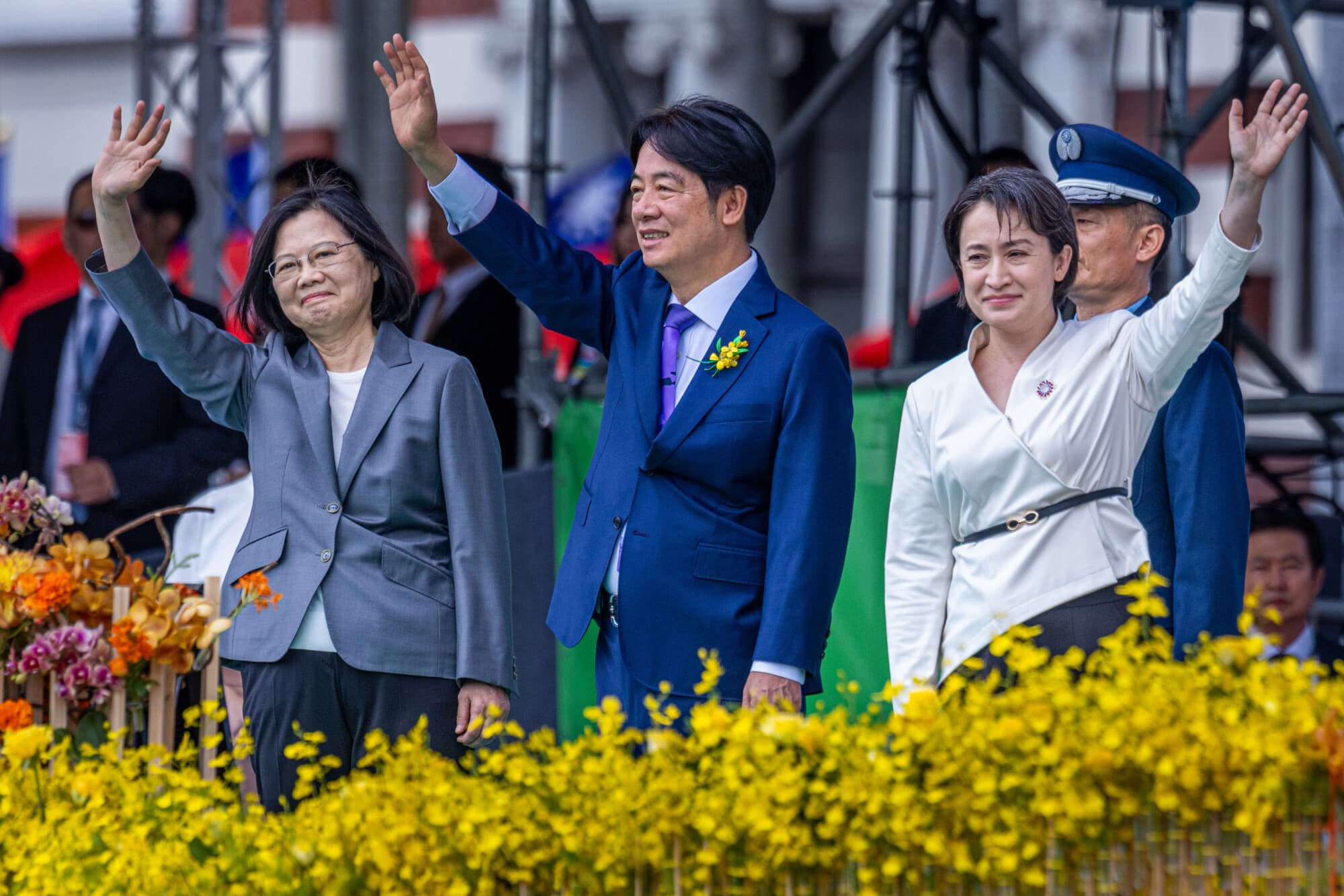 La expresidenta de Taiwán, Tsai Ing-wen; el nuevo presidente de Taiwán, Lai Ching-te; y la nueva vicepresidenta, Hsiao Bi-khim, aparecen en el escenario durante la ceremonia de toma de posesión del nuevo presidente de Taiwán, Lai Ching-te, el 20 de mayo de 2024 en Taipéi, Taiwán. (Annabelle Chih/Getty Images)