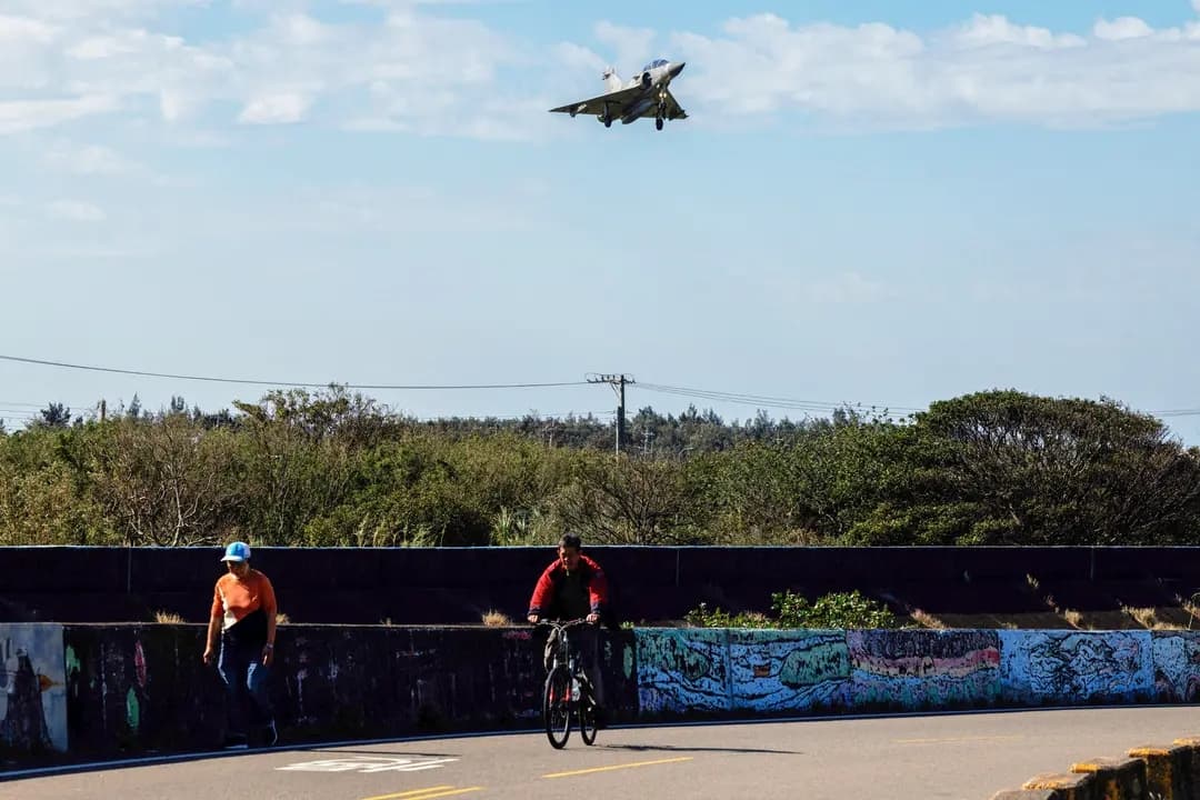 Un avión de combate Mirage 2000 de la Fuerza Aérea de Taiwán despega de la Base Aérea de Hsinchu, en Hsinchu, el 29 de diciembre de 2025. Proteger la seguridad de la isla es esencial para "predicar con el ejemplo", dijo la vicepresidenta de Taiwán, Hsiao Bi-khim. (Cheng Yu-chen / AFP vía Getty Images)