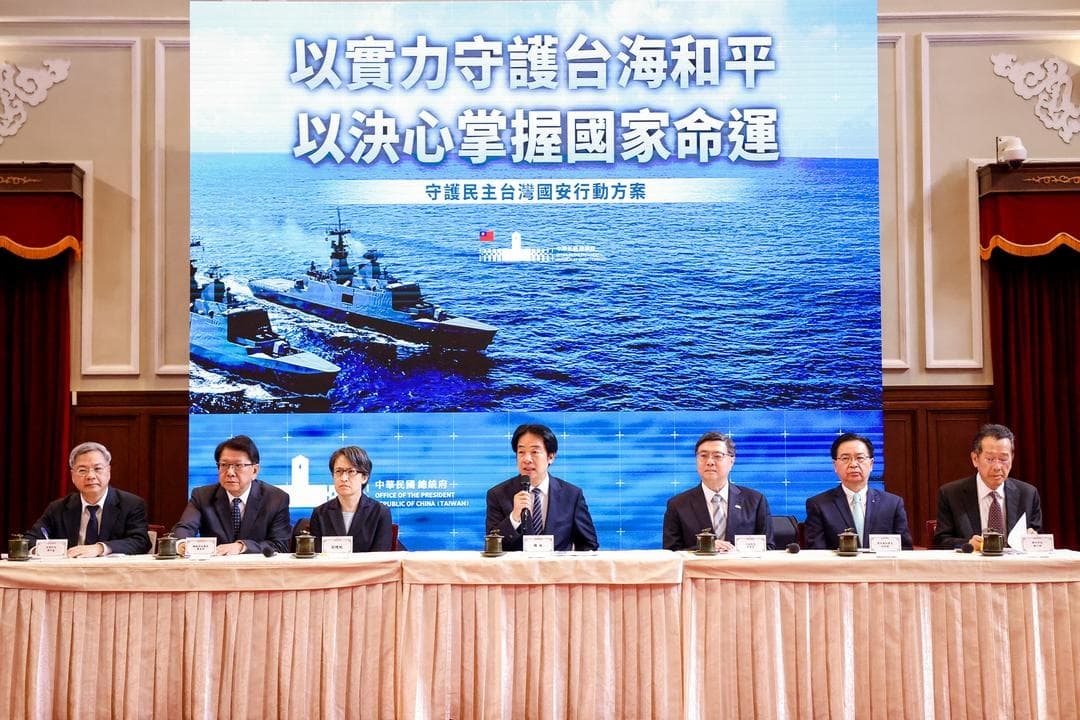 (De izquierda a derecha) El ministro de Asuntos Económicos de Taiwán, Kung Ming-hsin; el secretario general de la Presidencia, Pan Men-an; la vicepresidenta Hsiao Bi-khim; el presidente Lai Ching-te; el primer ministro de Taiwán, Cho Jung-tai; el secretario general del Consejo de Seguridad Nacional, Joseph Wu, y el ministro de Defensa, Wellington Koo, ofrecen una conferencia de prensa en el edificio de la Presidencia en Taipéi el 26 de noviembre de 2025. A pesar de tener una población de poco más de 23 millones de habitantes, Taiwán tiene un peso mucho mayor de lo que cabría esperar en el mercado global. (I-Hwa Cheng / AFP vía Getty Images)
