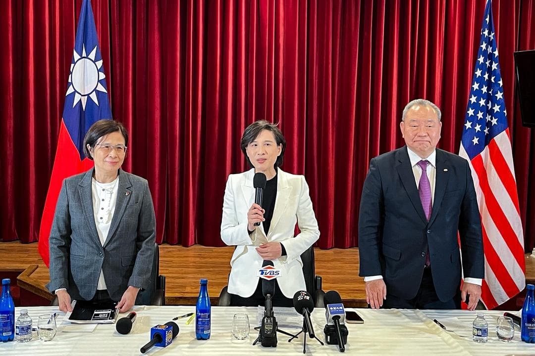 La negociadora principal de comercio de Taiwán, Yang Jen-ni (izquierda), el viceprimer ministro taiwanés Cheng Li-chiun (centro) y el máximo representante de Taiwán ante Estados Unidos, Alexander Yui (derecha), hablan en una conferencia de prensa en la Oficina de Representación Económica y Cultural de Taipéi en Washington el 16 de enero de 2026. Taiwán produce alrededor de dos tercios de los microchips del mundo, lo que lo convierte en una pieza insustituible de la economía digital moderna. (Eva Fu/The Epoch Times)