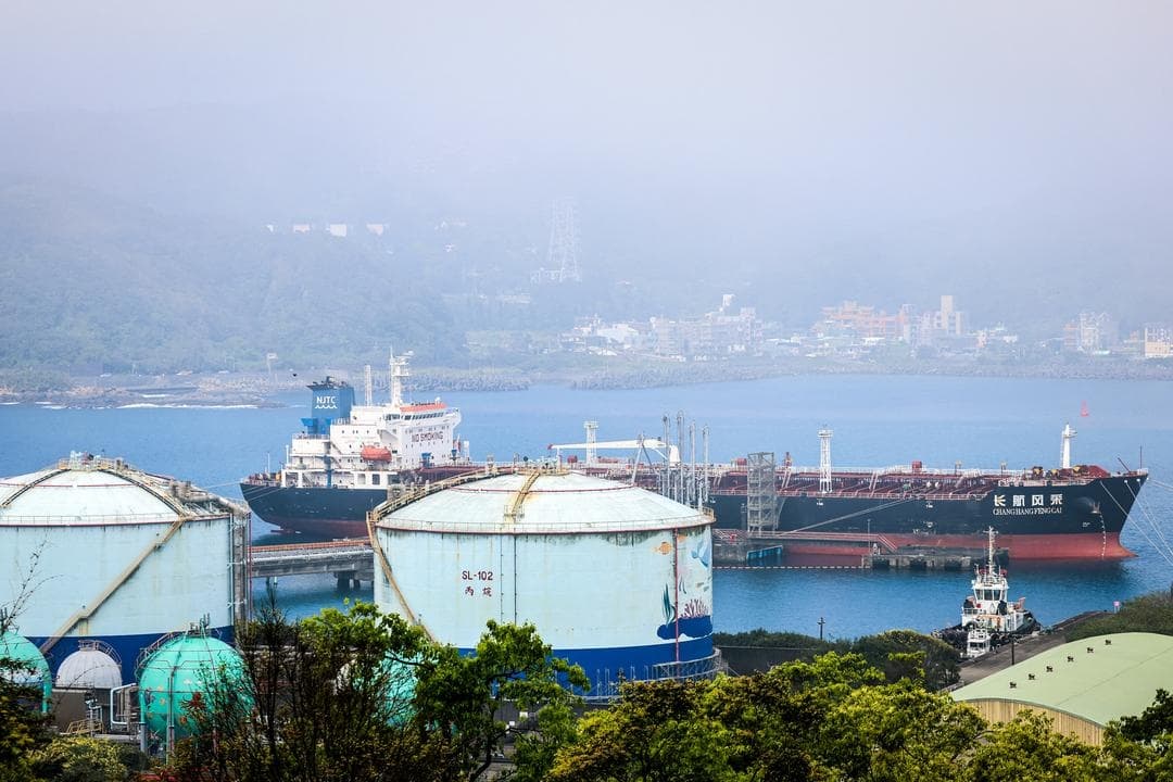 El buque cisterna de productos petroleros Chang Hang Feng Cai, operado por una empresa naviera china, está atracado junto al área del centro de servicio de suministro y distribución de gas licuado de petróleo en el puerto de Shen’ao, en la ciudad de Nuevo Taipéi, Taiwán, el 18 de marzo de 2026. Occidente ha esperado que, al integrar a China en el sistema comercial global y ayudar al país a enriquecerse, la libertad política vendría por sí sola. Eso no ha sucedido, declaró la vicepresidenta de Taiwán a The Epoch Times. (I-Hwa Cheng / AFP vía Getty Images)