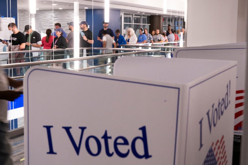 Jueza impide que administración Trump use base de datos migratoria para verificar padrón electoral