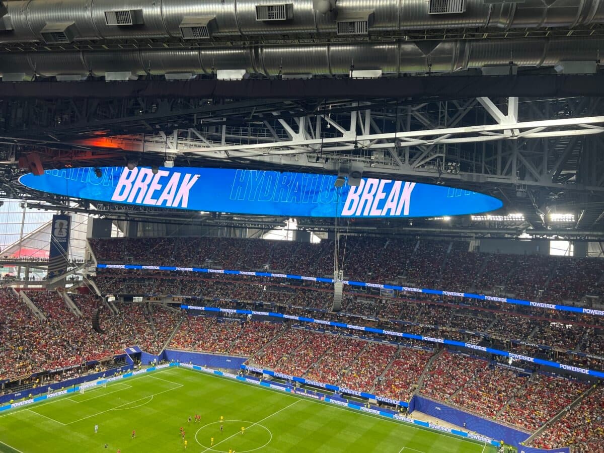 Los jugadores participan en una pausa obligatoria para hidratación durante el partido de la Copa Mundial de la FIFA 2026 entre la República Checa y Sudáfrica, el 18 de junio de 2026. (Jacki Thrapp/The Epoch Times).