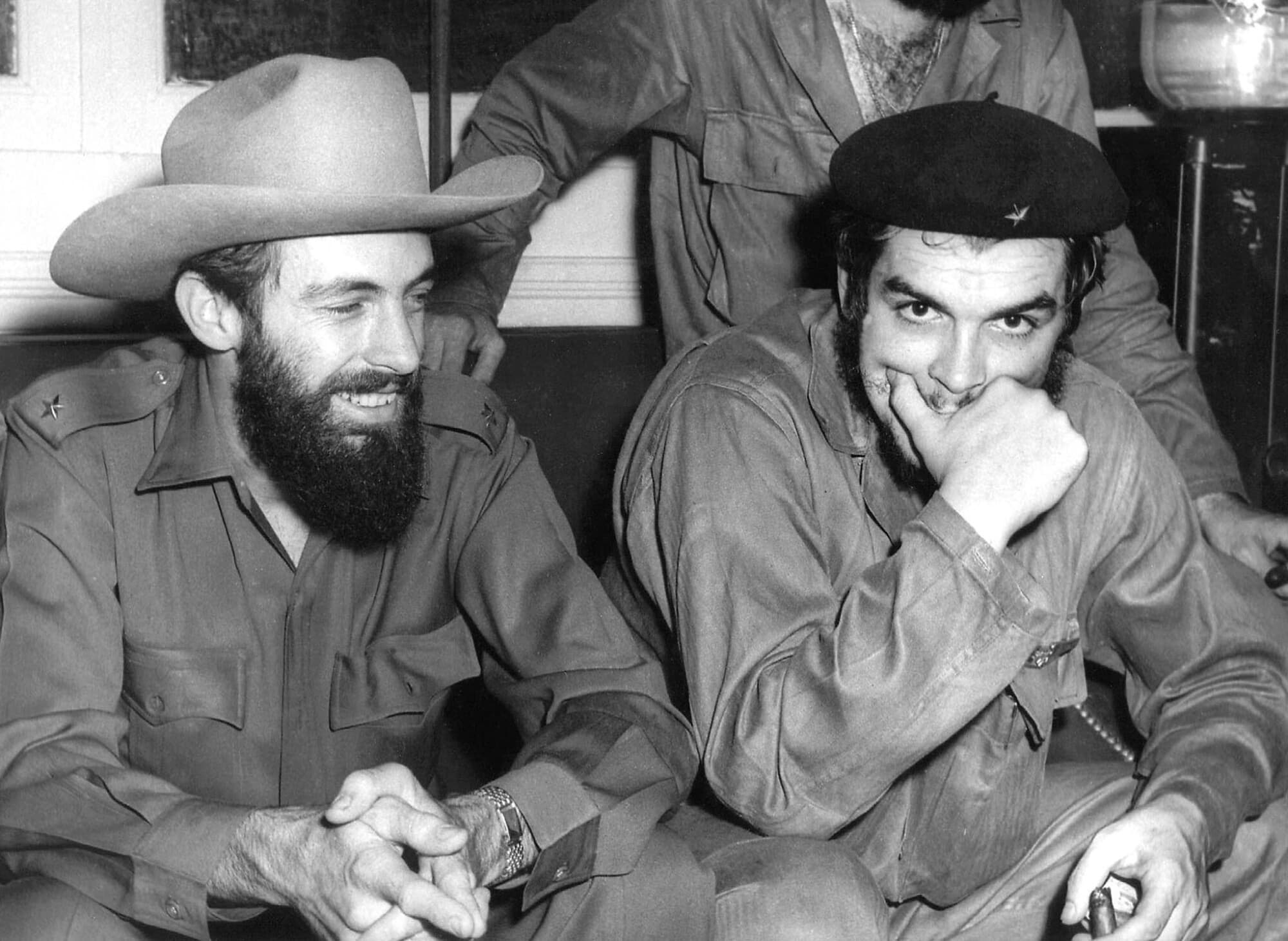 Esta foto de archivo de agosto de 1959 muestra al comandante Camilo Cienfuegos (izquierda) y el comandante Ernesto Che Guevara, en La Habana. Camilo falleció en un accidente aéreo el 28 de octubre de 1959 durante una misión militar, y Guevara fue ejecutado en Bolivia el 8 de octubre de 1967. ( -/AFP vía Getty Images)