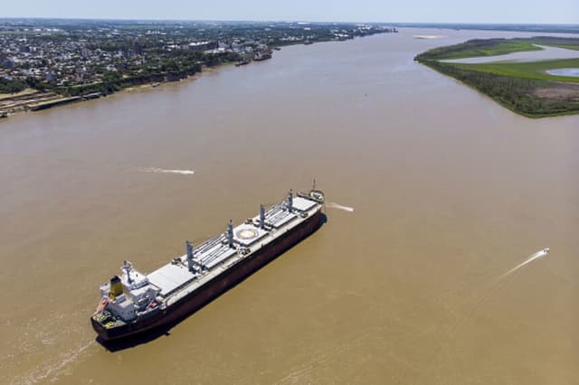 Vista panorámica de un buque de carga en el río Paraná, en San Lorenzo, Santa Fe, el 22 de diciembre de 2020, durante una huelga portuaria que dejó más de cien barcos detenidos. (Marcelo Manera / AFP vía Getty Images).