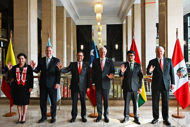 (De izquierda a derecha) La ministra de Relaciones Exteriores de Ecuador, Gabriela Sommerfeld; el ministro de Relaciones Exteriores de Argentina, Pablo Quirno; el ministro de Relaciones Exteriores de Chile, Francisco Pérez; el presidente de Chile, José Antonio Kast; el ministro de Relaciones Exteriores de Bolivia, Fernando Aramayo, y el ministro de Relaciones Exteriores de Perú, Carlos Pareja Ríos, celebrada en Santiago el 28 de mayo de 2026. (RODRIGO ARANGUA / AFP vía Getty Images)