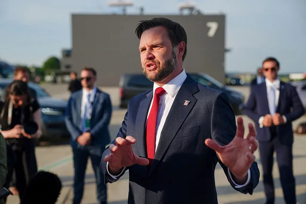 El vicepresidente JD Vance se dirige a los medios de comunicación antes de subir al Air Force Two al abandonar Suiza tras reunirse con representantes iraníes para negociar el acuerdo de paz en la base aérea de Emmen, perteneciente a la Fuerza Aérea Suiza, cerca de Lucerna, el 22 de junio de 2026. (Nathan Howard/POOL/AFP vía Getty Images).