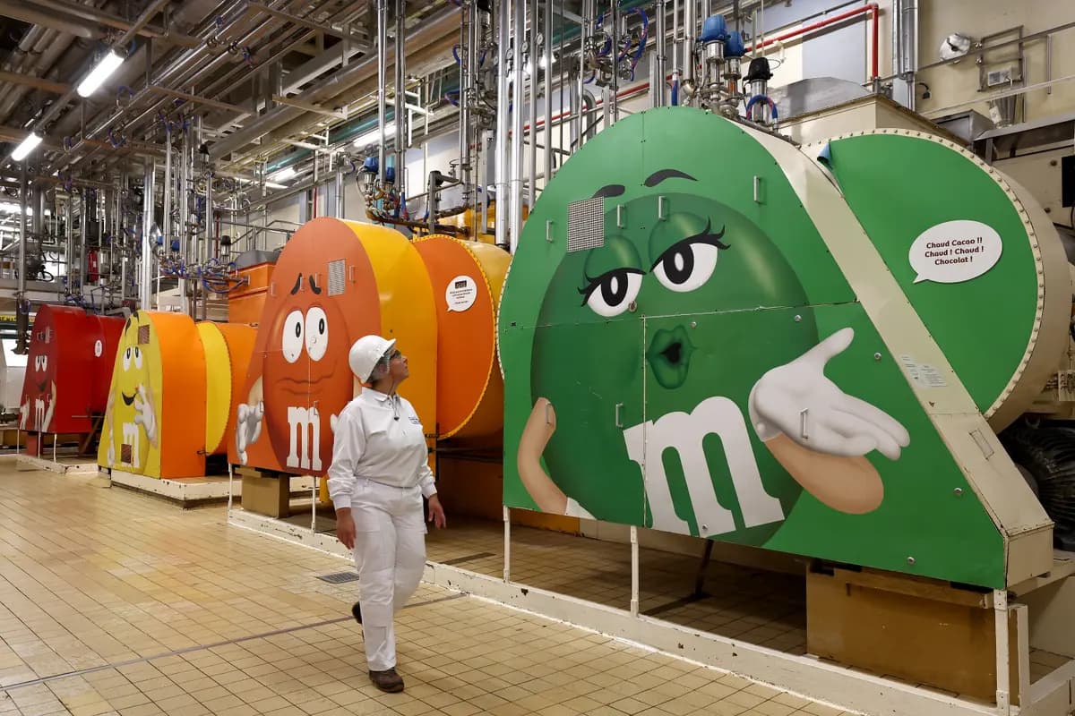 Un empleado trabaja en la línea de producción de los dulces de chocolate M&M en la fábrica de Mars Wrigley en Haguenau, Francia, el 19 de septiembre de 2024. (Frederick Florin/AFP vía Getty Images)