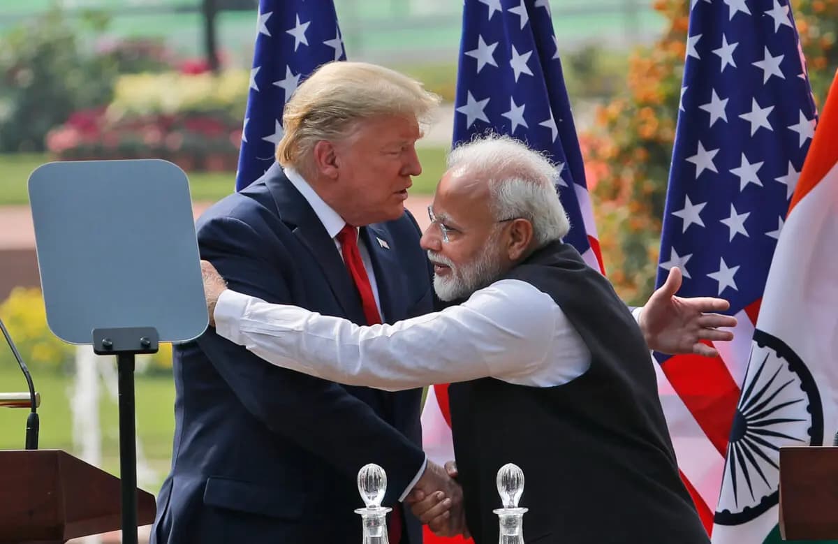 El presidente de Estados Unidos, Donald Trump, y el primer ministro indio, Narendra Modi, se abrazan tras ofrecer una declaración conjunta en Nueva Delhi el 25 de febrero de 2020. (Manish Swarup/AP Photo)
