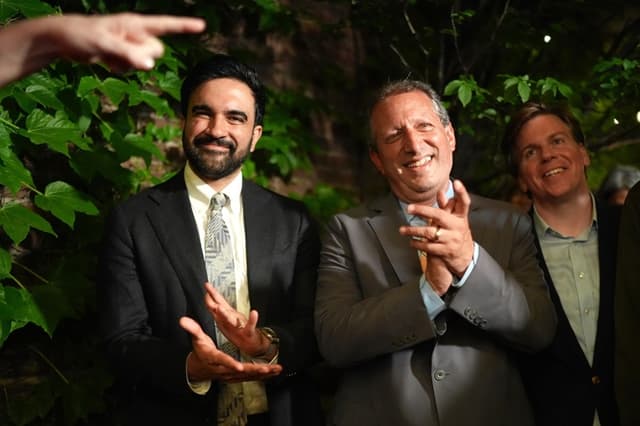 El candidato demócrata al Congreso Brad Lander (derecha) llega junto al alcalde de la ciudad de Nueva York, Zohran Mamdani, a una fiesta para seguir los resultados electorales en la ciudad de Nueva York el 23 de junio de 2026. (Ryan Murphy/AP Photo)
