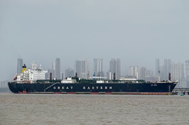 El Jag Vasant, un buque cisterna con bandera india que transportaba gas licuado de petróleo (GLP) y que transitó por el estrecho de Ormuz en medio de la guerra de Oriente Medio, permanece atracado en una terminal de descarga en la costa de Bombay el 1 de abril de 2026. (Punit PARANJPE / AFP vía Getty Images).