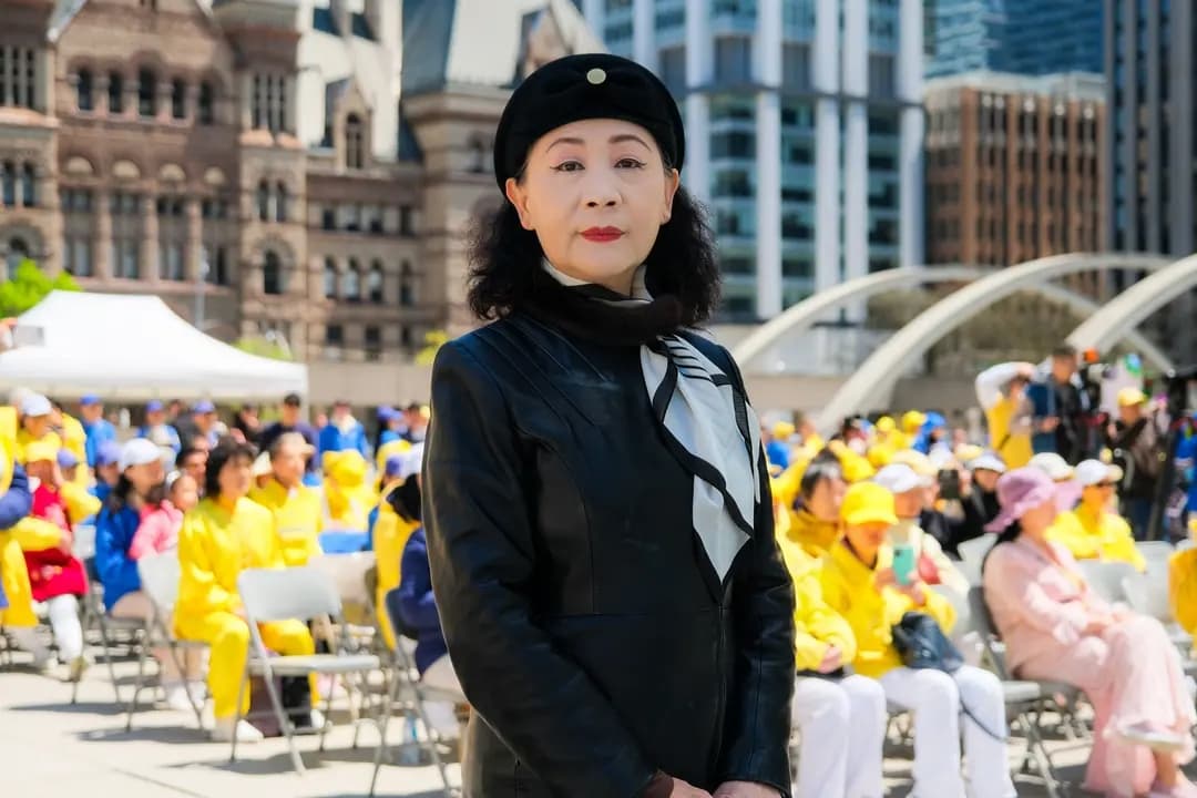 Sheng Xue, periodista, poeta y activista a favor de la democracia china, asiste al evento de celebración del Día Mundial de Falun Dafa en la plaza Nathan Phillips de Toronto el 11 de mayo de 2025. Gran parte de lo que parece patriotismo en China no es orgullo, sino miedo, señaló Sheng. (Arek Rusek/The Epoch Times)