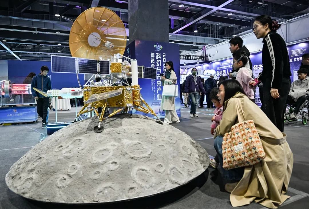 La gente observa una maqueta de la Chang’e 6, la sexta misión robótica de exploración lunar de China, durante el Carnaval de Ciencia Ficción de Beijing, el 28 de marzo de 2026. China recurre a su programa espacial para levantar el ánimo de la población, según declaró un investigador taiwanés especializado en defensa a The Epoch Times. (Adek Berry / AFP vía Getty Images)