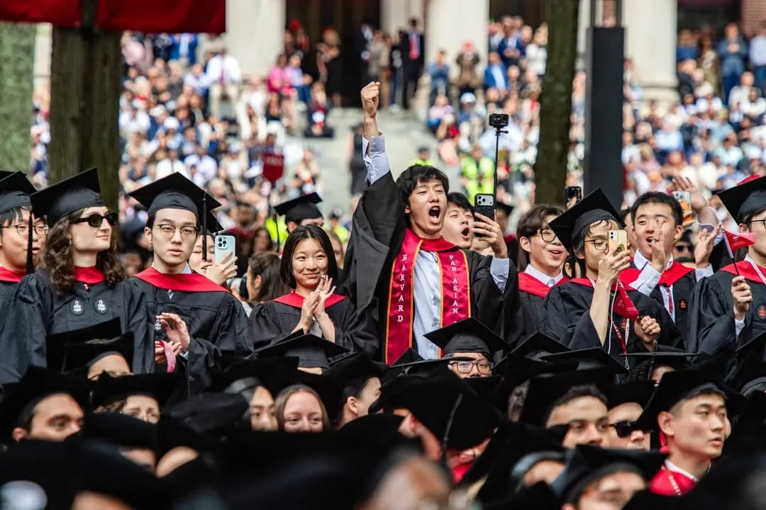 Los graduados vitorean mientras se otorgan los títulos durante la 175.ª ceremonia de graduación en la Universidad de Harvard en Cambridge, Massachusetts, el 28 de mayo de 2026. Muchos chinos respaldan públicamente la resistencia a la hegemonía occidental, pero consideran que las universidades occidentales son invaluables, dijo el periodista y activista prodemocrático Sheng Xue. (Joseph Prezioso / AFP vía Getty Images)