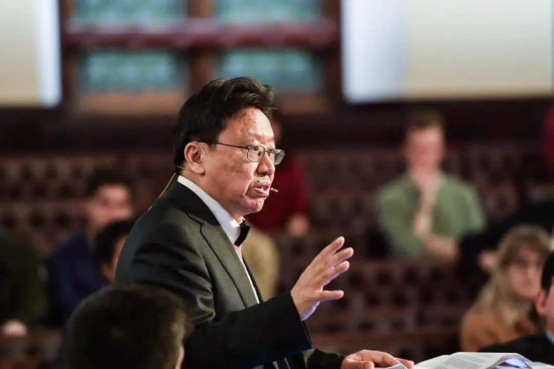 El comentarista político y autor Chen Pokong, radicado en Estados Unidos, pronuncia un discurso en la Universidad de Cambridge, en Cambridge, Inglaterra, en esta foto sin fecha. Pokong pasó años en prisiones chinas por participar en el movimiento prodemocrático de 1989 en China. (Cortesía de Chen Pokong)