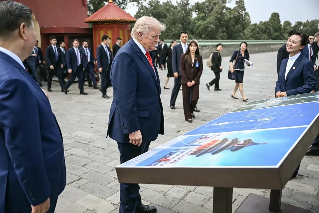 El líder chino Xi Jinping (izquierda) y el presidente de Estados Unidos, Donald Trump (centro), visitan el Templo del Cielo en Beijing el 14 de mayo de 2026. Trump se convirtió en el primer presidente estadounidense en ejercicio en visitar Beijing en casi una década.(Brendan Smialowski - Pool/Getty Images)