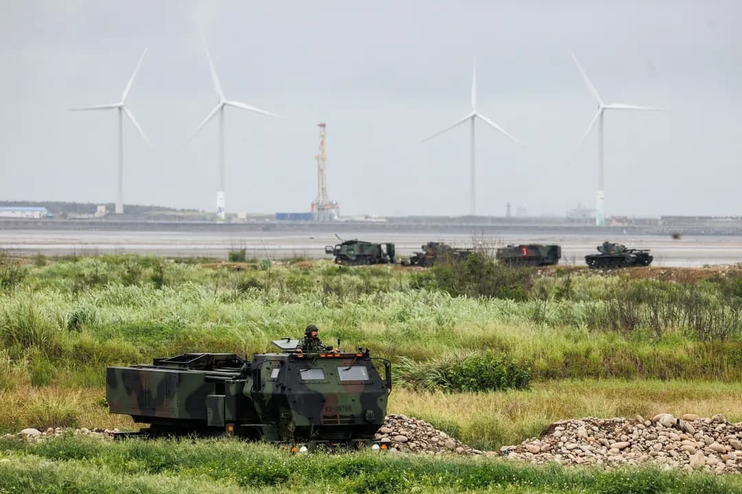 Un sistema de cohetes de artillería de alta movilidad M142 del Ejército de Taiwán está posicionado cerca de la costa durante un ejercicio de entrenamiento con fuego real en Taichung, Taiwán, el 10 de junio de 2026. La nación insular está reforzando sus defensas ante la agresión china. (Cheng Yu-chen / AFP vía Getty Images)
