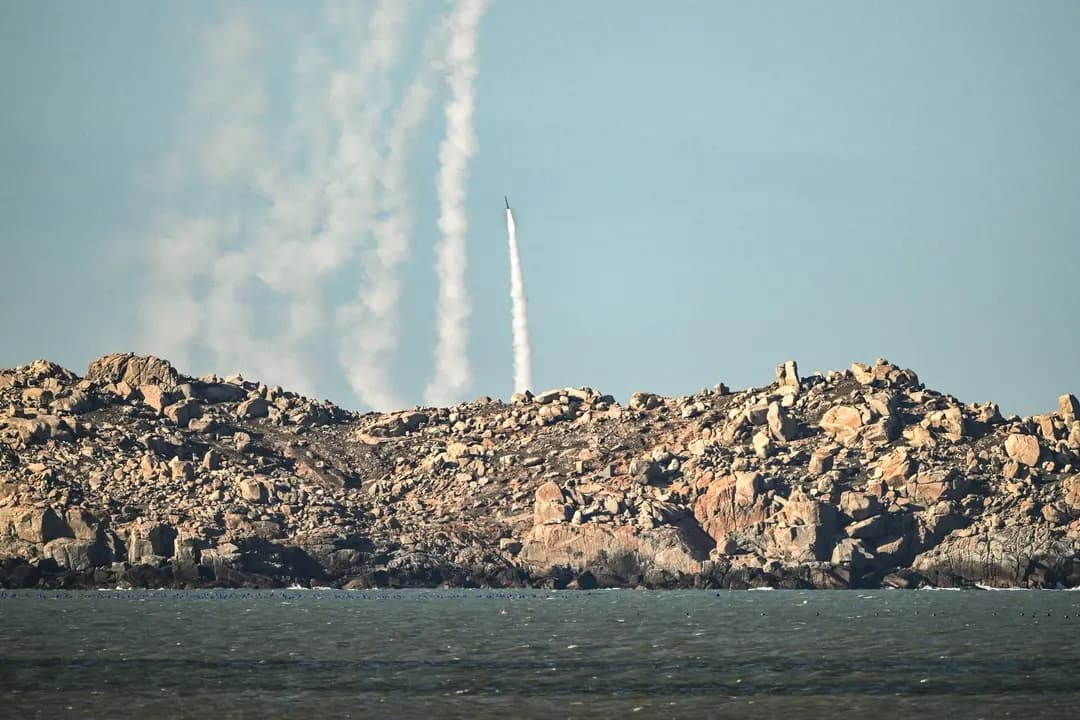 El ejército chino lanza un cohete al aire durante unos ejercicios militares en la isla de Pingtan, situada frente a Taiwán, al otro lado del Estrecho de Taiwán, en la provincia de Fujian, al este de China, el 30 de diciembre de 2025. Taiwán enfrenta presión militar por parte de China, que afirma que la isla debería estar bajo su gobierno, a pesar de que nunca la ha gobernado. (Adek Berry / AFP vía Getty Images)