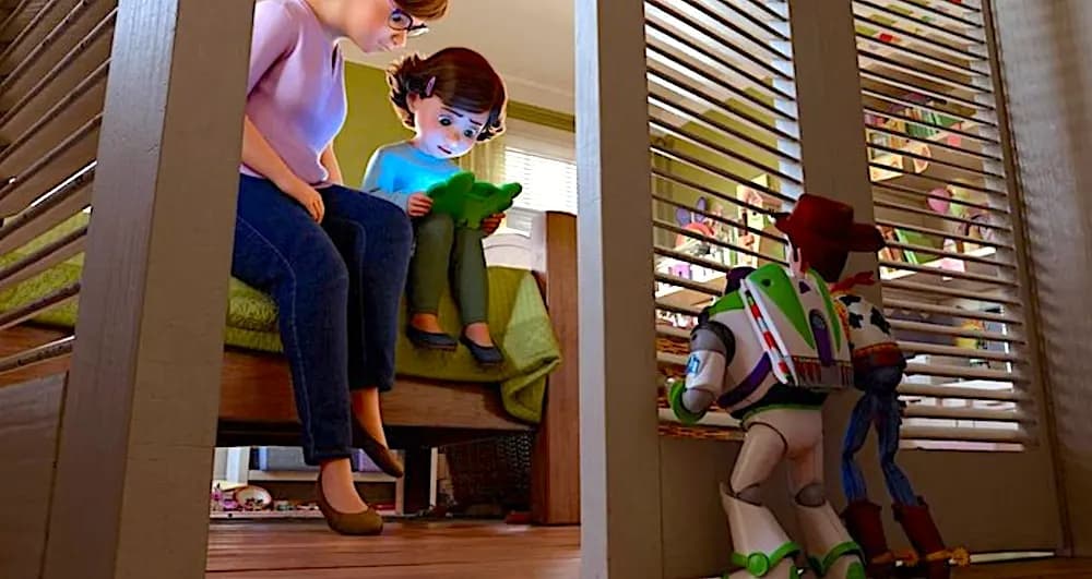 (De izquierda a derecha) La Sra. Anderson (voz de Lori Alan) y Bonnie (voz de Scarlett Spears) son espiadas por Buzz Lightyear (voz de Tim Allen) y Woody (voz de Tom Hanks) en "Toy Story 5". (Walt Disney Studios Motion Pictures)
