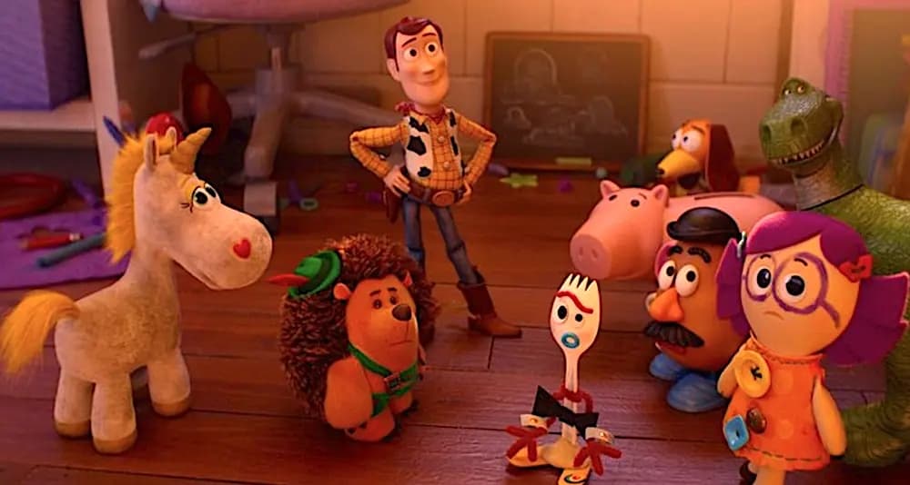 Forky (en el centro, con la voz de Tony Hale) plantea una pregunta en la que nadie había pensado hasta ahora, en "Toy Story 5". (Walt Disney Studios Motion Pictures)