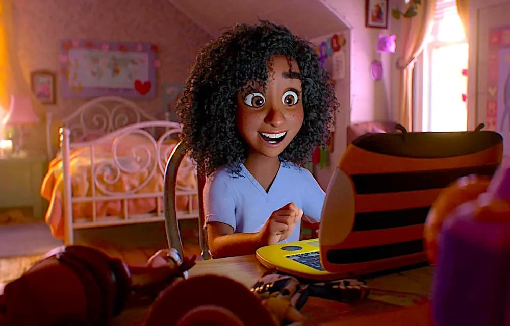 Blaze Manoukian (con la voz de Mykal-Michelle Harris) en su tableta, en "Toy Story 5". (Walt Disney Studios Motion Pictures)