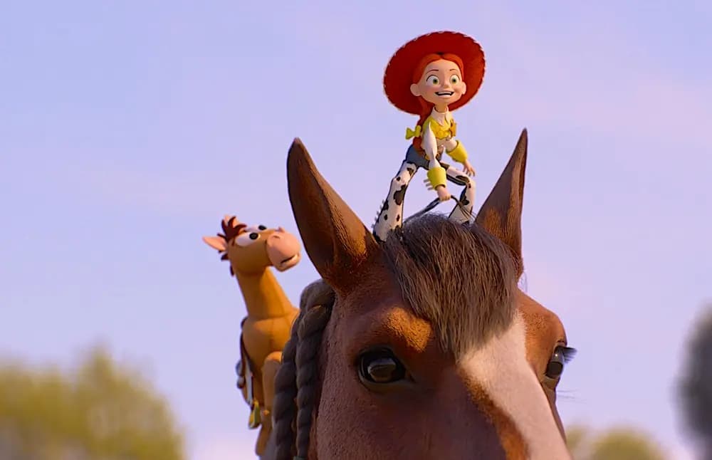 Jessie (con la voz de Joan Cusack) y su compañero, el caballito de juguete Blaze, posan sobre la cabeza de un caballo de verdad en "Toy Story 5". (Walt Disney Studios Motion Pictures)